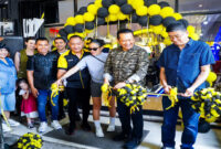 Anggota Komisi III DPR RI sekaligus Ketum IMI, Bambang Soesatyo saat meresmikan pembukaan Showroom United E-Motor, di Karawaci Tangerang, Sabtu (16/11/2024).