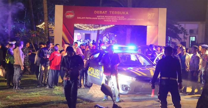 Terlihat anggota kepolisian saat berjaga-jaga di arena debat terbuka jilid II Paslon Bupati–Wabup KLU, yang diselenggarakan oleh KPU KLU.