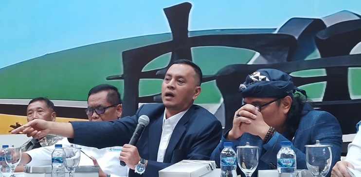 Ketua Komisi XIII DPR RI, Willy Aditya (dua dari kanan) saat menjadi narasumber pada acara Diskusi Serap Aspirasi Mata Rantai Industri Hasil Tembakau, di Ruang PPIP Gedung Nusantara I Kompleks Parlemen Senayan, Jakarta Selasa (12/11/2024).