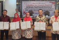 Suasana pose bersama usai penandatanganan MoU antara BSKDN Kemendagri dengan ADRI, di Kantor Dewan Pimpinan Daerah (DPD) ADRI Provinsi Gorontalo, Sabtu (28/12/2024).