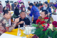 Anggota Komisi III DPR RI, Bambang Soesatyo (kanan) saat menghadiri Perayaan Natal bersama Kapolda Bali, Irjen Pol Daniel Adityajaya, dan Kepala Kejati Bali, I Ketut Sumedana, di Kediaman Dinas Kapolda, Denpasar Bali, Rabu (25/12/2024).