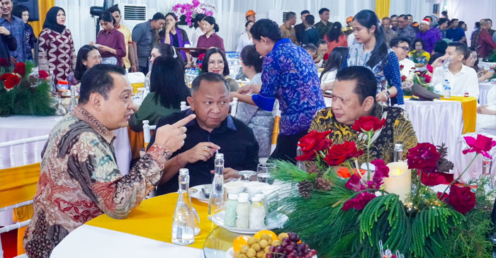 Anggota Komisi III DPR RI, Bambang Soesatyo (kanan) saat menghadiri Perayaan Natal bersama Kapolda Bali, Irjen Pol Daniel Adityajaya, dan Kepala Kejati Bali, I Ketut Sumedana, di Kediaman Dinas Kapolda, Denpasar Bali, Rabu (25/12/2024).