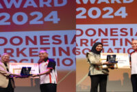 Irena Surosoputro dan Yuliza Zen saat menerima hadiah juara 1 IMA UMKM Award 2024 dari Presiden IMA, Suparno Djasmin.