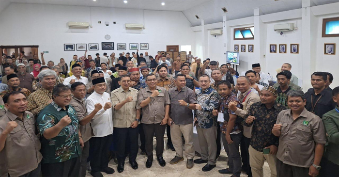 Wakil Ketua DPD RI, Tamsil Linrung (empat dari kiri depan) pose bersama di sela-sela menghadiri acara Muktamar ke-6 Serikat Tani Islam Indonesia (STII), di Aula Gedung PT Riset Perkebunan Nusantara Bogor, Jawa Barat, Sabtu (7/12/2024).