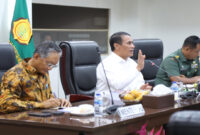Mentan, Andi Amran Sulaiman (baju putih tengah) saat rapat kerja bersama Menteri PU, Dody Hanggodo dan WAKASAD, Letjen TNI Tandyo Budi untuk membahas percepatan target swasembada pangan.
