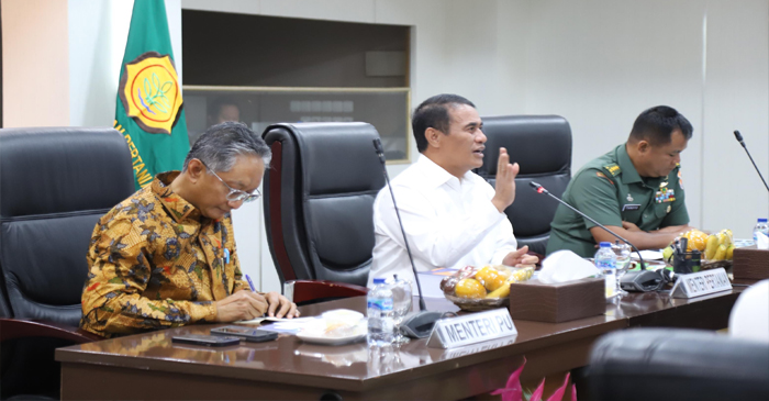 Mentan, Andi Amran Sulaiman (baju putih tengah) saat rapat kerja bersama Menteri PU, Dody Hanggodo dan WAKASAD, Letjen TNI Tandyo Budi untuk membahas percepatan target swasembada pangan.