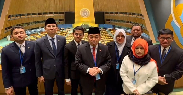 Ketua Fraksi PKS DPR RI, Jazuli Juwaini pose bersama di sela-sela memimpin Delegasi Fraksi PKS mendatangi Markas PBB di New York, Amerika Serikat.