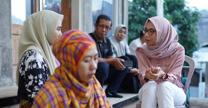 Senator asal Provinsi Nusa Tenggara Barat (NTB), Mirah Midadan Fahmid (kanan).