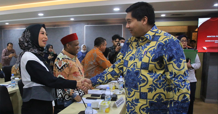 Senator Mirah Midadan Fahmid saat berjabat tangan dengan Menteri PKP RI, Maruarar Sirait.