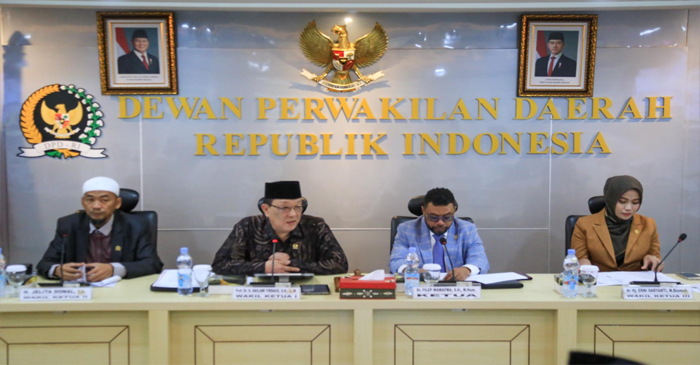 RAKER: Ketua Komite III DPD RI, Filep Wamafma didampingi Wakil Ketua Komite III DPD RI, Dailami Firdaus, Jelita Donal, dan Erni Daryanti saat Raker bersama Kemenag, di Gedung DPD RI, Komplek Parlemen Senayan, Jakarta, Senin (2/12/2024).