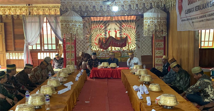 Suasana rapat pembentukan Dewan Hadat Tinggi Lembaga Kerajaan Sanrobone.