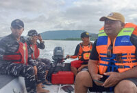 Tim SAR Gabungan saat melakukan pencarian hingga ke laut terhadap korban yang terseret arus banjir di Sumbawa Barat.