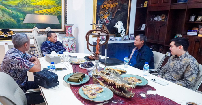 Anggota DPR RI sekaligus Waketum DPP Partai Golkar, Bambang Soesatyo saat menerima Dirut CFX Indonesia, Subani, di Jakarta, Sabtu (11/1/2025).