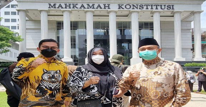 Wakil Ketua DPD RI, Tamsil Linrung (paling kanan) saat berada di depan Gedung MK.