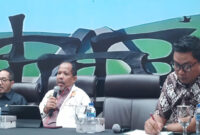 Anggota Komisi IV DPR RI, Johan Rosihan (tengah).