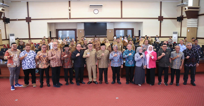 Suasana pose bersama Komite I DPD RI di sela-sela kunjungan kerja di Ruang Pola Kantor Gubernur Sulawesi Selatan, Senin (3/2/2025).