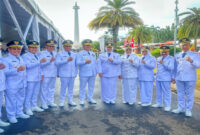 Gubernur NTB, HL Muhamad Iqbal (enam dari kiri) dan Wagub NTB, Hj Indah Dhamayanti Putri (enam dari kanan) saat pose bersama kepala daerah dan wakil kepala daerah lain usai pelantikan.