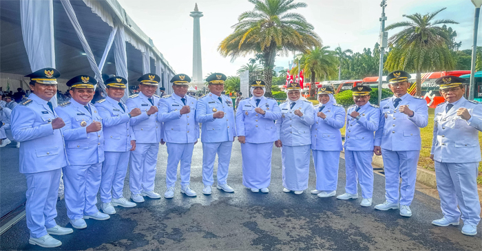 Gubernur NTB, HL Muhamad Iqbal (enam dari kiri) dan Wagub NTB, Hj Indah Dhamayanti Putri (enam dari kanan) saat pose bersama kepala daerah dan wakil kepala daerah lain usai pelantikan.