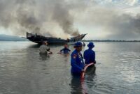 Polairud Polda NTB saat membantu menangani insiden kebakaran kapal wisata di perairan Lombok Timur.