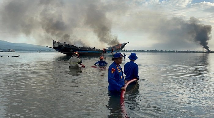 Polairud Polda NTB saat membantu menangani insiden kebakaran kapal wisata di perairan Lombok Timur.