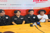 Kru D'MASIV saat memberikan keterangan pers kepada awak media.