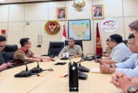 Tampak Muhamad Ied (tengah kanan), Sekretaris DPD PJS Daerah Khusus Jakarta mendampingi Mayjen TNI Joko Suparyoto (tengah kiri), Kabinda Daerah Khusus Jakarta sekaligus Ketua Umum ESI Daerah Khusus Jakarta, saat rapat perdana di Kantor BIN Daerah Jakarta, pada Rabu (5/3/2025).