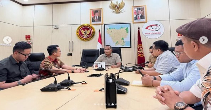 Tampak Muhamad Ied (tengah kanan), Sekretaris DPD PJS Daerah Khusus Jakarta mendampingi Mayjen TNI Joko Suparyoto (tengah kiri), Kabinda Daerah Khusus Jakarta sekaligus Ketua Umum ESI Daerah Khusus Jakarta, saat rapat perdana di Kantor BIN Daerah Jakarta, pada Rabu (5/3/2025).