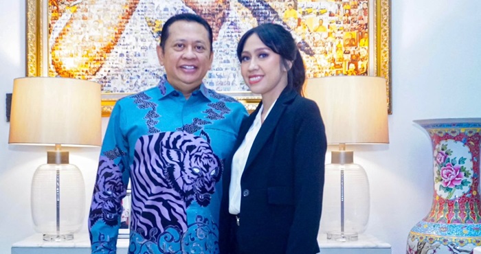 Anggota Komisi III DPR RI sekaligus Waketum DPP Partai Golkar, Bambang Soesatyo (kiri) bersama putrinya, Gladys Raditya Sartika, S.H., M.Kn (kanan). 