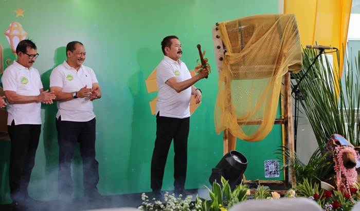 Jaksa Agung, ST Burhanuddin, saat membuka secara resmi Bazar Ramadan 2025, yang ditandai dengan pemukulan bedug secara simbolis, di Halaman Utama Kantor Kejagung, Rabu (19/3/2025).