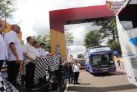Wakil Ketua DPR RI, Sufmi Dasco Ahmad dampingi Anggota DPR RI dari Fraksi Gerindra, Andre Rosiade saat melepas 100 bus Pulang Basamo yang akan mengantarkan ribuan warga pulang ke kampung halaman di Sumatra Barat (Sumbar), di lapangan tenis Kompleks Parlemen Senayan, Jakarta, Minggu (16/3/2025).