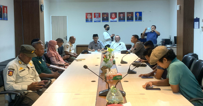 Suasana hearing FR NTB ke Kantor BPKAD NTB terkait aset Pemprov di Kauman, Praya Kabupaten Lombok Tengah, Jumat (21/3/2025).