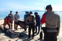 Personel Satpolair Polres Lombok Barat dan Basarnas Mataram saat mengevakuasi sosok mayat di pesisir pantai sebelah utara Gili Nanggu, Kecamatan Sekotong, Lombok Barat.
