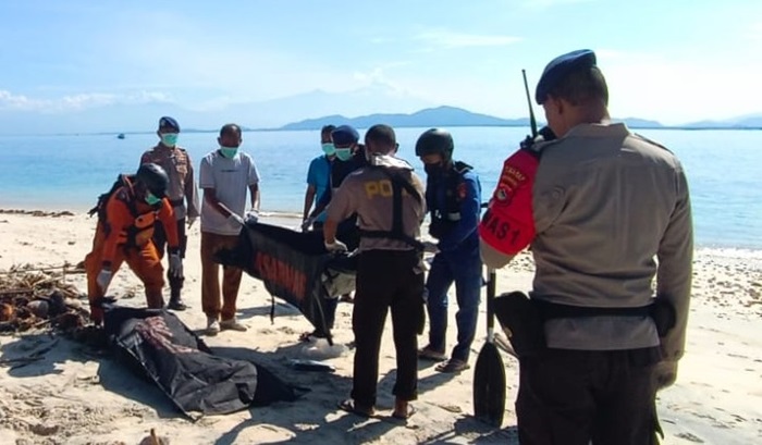 Personel Satpolair Polres Lombok Barat dan Basarnas Mataram saat mengevakuasi sosok mayat di pesisir pantai sebelah utara Gili Nanggu, Kecamatan Sekotong, Lombok Barat.