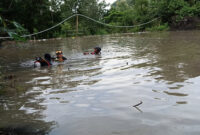 Tim SAR Gabungan saat mencari Abad Nailun Nabhan (8 tahun) yang hilang jatuh di sungai belakang rumahnya.