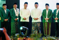 Menteri ATR/Kepala BPN, Nusron Wahid (tiga dari kanan) pose bersama di sela-sela acara pembuakaan Mukernas PBNW tahun 2025, di Hotel Lombok Raya Mataram. 