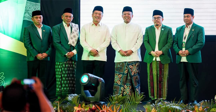 Menteri ATR/Kepala BPN, Nusron Wahid (tiga dari kanan) pose bersama di sela-sela acara pembuakaan Mukernas PBNW tahun 2025, di Hotel Lombok Raya Mataram. 
