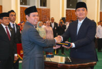 Ketua DPD RI, Sultan B Najamudin saat menyerahkan SK kepada Sekjen DPD RI yang baru, Irjen Pol Mohammad Iqbal usai acara pelantikan.