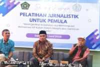 Wabendum JMSI Pusat sekaligus Pembina JMSI NTB, H Rudi Hidayat (kanan) saat menjadi narasumber pelatihan jurnalistik di IAIQH Bagu.