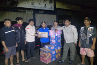 Dewan Pembina FPTI NTB, M Fihiruddin saat menyalurkan bantuan kepada warga terdampak banjir di Kota  Mataram.