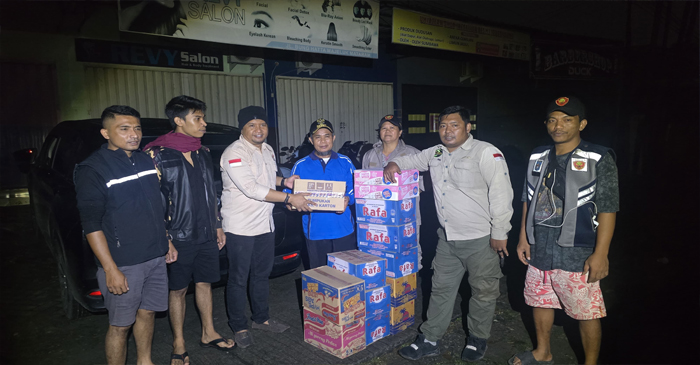 Dewan Pembina FPTI NTB, M Fihiruddin saat menyalurkan bantuan kepada warga terdampak banjir di Kota  Mataram.