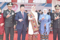 Kapolda NTB, Irjen Pol Hadi Gunawan (paling kiri) saat pose bersama di sela-sela upacara dan syukuran HUT Bhayangkara ke-79, di Lapangan Bumi Gora Kantor Gubernur NTB, Selasa (1/7/2025).