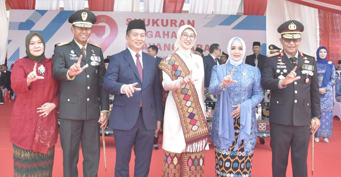 Kapolda NTB, Irjen Pol Hadi Gunawan (paling kiri) saat pose bersama di sela-sela upacara dan syukuran HUT Bhayangkara ke-79, di Lapangan Bumi Gora Kantor Gubernur NTB, Selasa (1/7/2025).