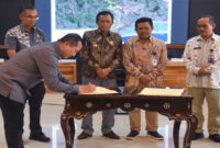 Gubernur NTB, Lalu Muhamad Iqbal saat menandatangani berita acara kesepakatan batas daerah antara Kabupaten Lombok Tengah (Loteng) dan Kabupaten Lombok Barat (Lobar). 