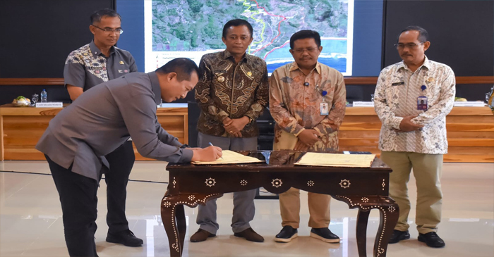 Gubernur NTB, Lalu Muhamad Iqbal saat menandatangani berita acara kesepakatan batas daerah antara Kabupaten Lombok Tengah (Loteng) dan Kabupaten Lombok Barat (Lobar). 
