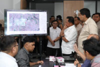 Mendagri, Tito Karnavian bersama Menteri PKP, Maruarar Sirait saat meninjau langsung Mal Pelayanan Publik (MPP) Kota Makassar, Sulawesi Selatan, Kamis (11/9/2025).