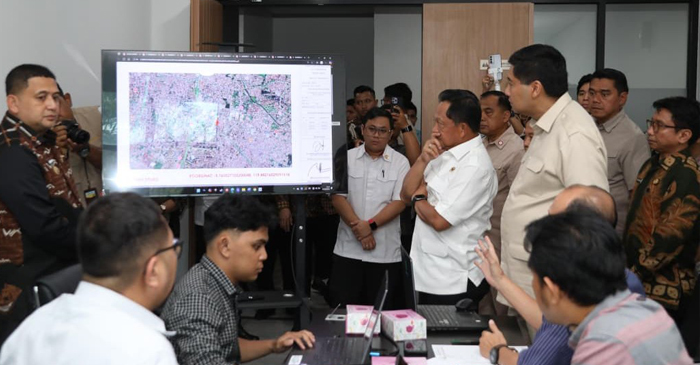 Mendagri, Tito Karnavian bersama Menteri PKP, Maruarar Sirait saat meninjau langsung Mal Pelayanan Publik (MPP) Kota Makassar, Sulawesi Selatan, Kamis (11/9/2025).