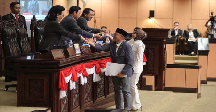 Ketua Komite IV DPD RI Ahmad Nawardi bersalaman dengan Piminan DPD RI usai menyampaikan laporannya pada Sidang Paripurna Luar Biasa ke-1 dalam rangka Pengesahan Pertimbangan DPD RI terhadap RAPBN Tahun Anggaran 2026, di Gedung Nusantara V, Kompleks Parlemen Senayan, Jakarta, Senin (8/9/2025).