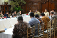 Presiden Prabowo Subianto memimpin pertemuan bersama Wapres Gibran Rakabuming beserta sejumlah anggota Kabinet Merah Putih guna membahas beberapa stimulus ekonomi di kediamannya di Kertanegara, Jakarta, pada Minggu malam (12/10/2025).
