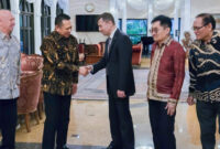 Anggota DPR RI, Bambang Soesatyo (dua dari kiri) saat berjabat tangan dengan Dubes Rusia untuk Indonesia, Sergei Tolchenov.
