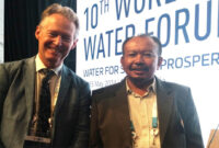 Prof Yusron Saadi, S.T., M.Sc., Ph.D., (kanan) bersama Mr. Alan AtKisson Executive Secretary sekaligus Chief Executive Officer (CEO) The Global Water Partnership (kiri) saat mengikuti 10th World Water Forum di Bali International Convention Center tanggal 18-25 Mei 2024.